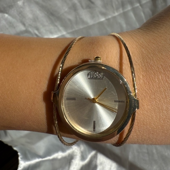 Minimalist Gold Bangle Watch – Elegant Open Wire Women’s Wristwatch - Picture 3 of 5